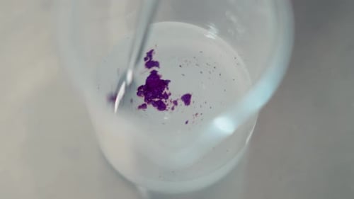 Ajout de pigments à la solution sérique. Les pigments sont utilisés pour créer une variété de couleurs dans les soins de la peau et