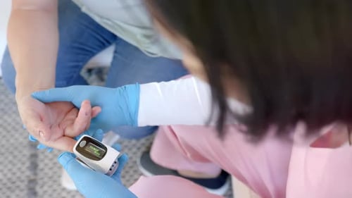 Überprüfung des Sauerstoffgehalts, medizinisches Personal verwendet Pulsoximeter am Finger des Patienten