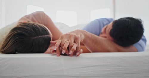 Liebe, Händchenhalten und Romantik mit dem Paar im Schlafzimmer für Entspannung, Intimität und Ehe
