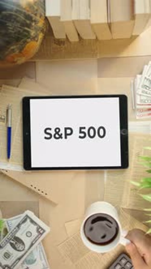 VERTICAL VIDEO OF S and P 500 DISPLAYING ON FINANCE TABLET SCREEN