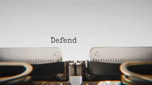 Alte mechanische Schreibmaschine, die Defend Free Speech in einer Nahaufnahme tippt.