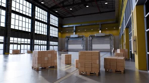 Boîtes en carton se déplaçant sur des palettes dans un entrepôt