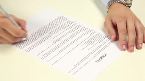 Geschäftsmann, der ein Vertragsdokument unterzeichnet