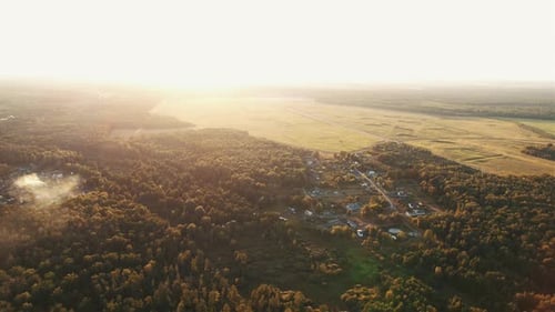 Luftaufnahme eines Dorfes auf dem Land und einer wunderschönen Landschaft mit Nadelwald und