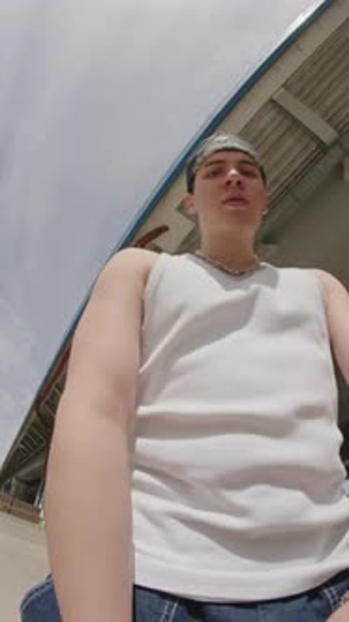 Weißer Mann spielt Hip Hop im Freien