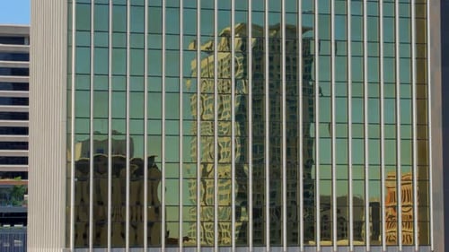 Reflejo del edificio en el edificio de la ciudad