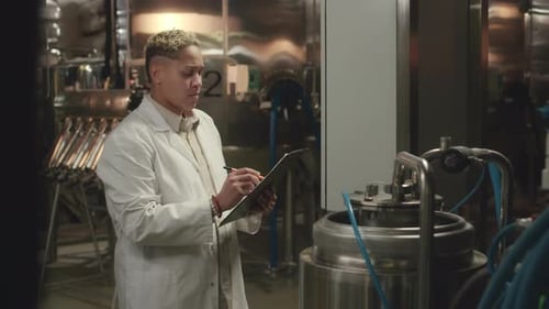 Technologue de brasserie inspectant l'équipement de brassage