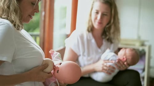 Clase para bebés, lactancia materna y una enfermera con la madre en su casa para recibir educación o bienestar prenatales