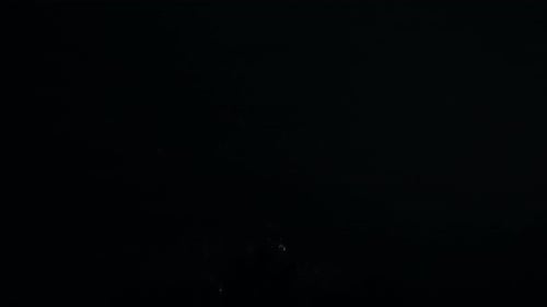 Feuerwerk, das auf dem Hintergrund des Nachthimmels explodiert.