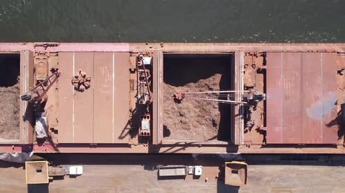 Containerfrachtschiff am Wahrzeichen des Hafens von Rio de Janeiro.
