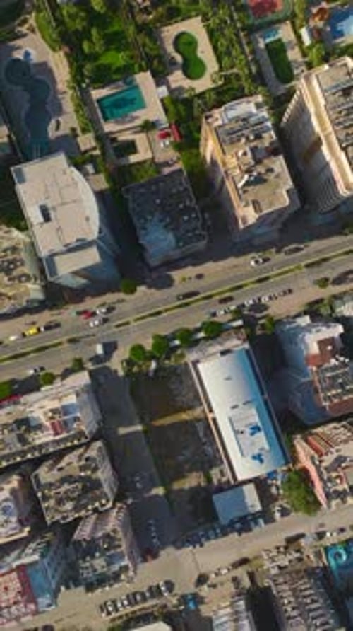 Vídeo vertical: Fachada perfecta y líneas limpias en un edificio residencial de varios pisos