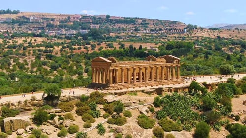 Templo griego antiguo en el Valle de los Templos o Valle dei Templi en Sicilia. Imágenes aéreas de Zumbido