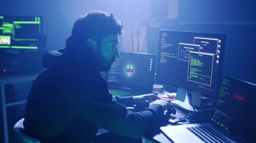 Um profissional qualificado de segurança cibernética que está analisando minuciosamente dados cruciais em várias telas