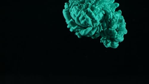 Smaragdgrüne Flüssigkeitswolke, die auf abstraktem Hintergrund in Zeitlupe fließt