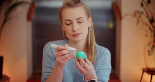 Retrato de mulher pintando ovos de Páscoa para as férias da Páscoa