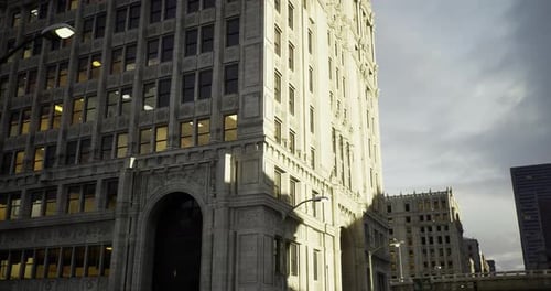 La elegancia arquitectónica brilla en el paisaje de la ciudad durante la Hora Dorada