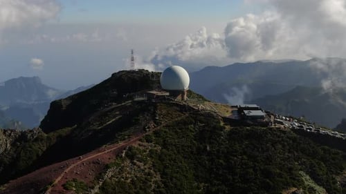 Magnifique prise de vue aérienne en orbite au-dessus du radar militaire situé à Pico Arieiro à Madère, au Portugal.