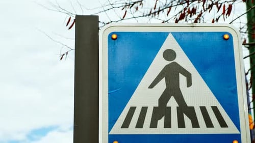 Sinal de trânsito para travessia de pedestres