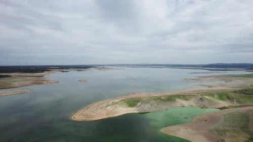 Klimawandel: Trockenes und trostloses Gebiet mit Hügeln und Bergen