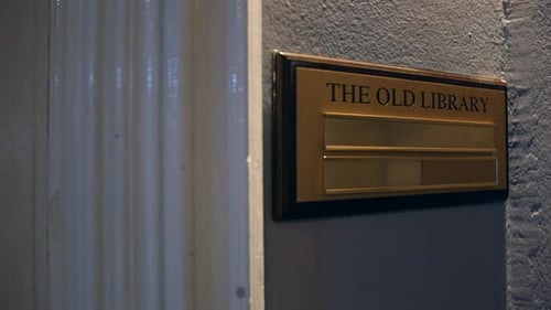 El letrero de la antigua biblioteca en una casa señorial de un hotel frente a una puerta