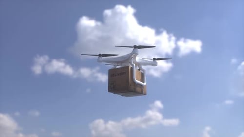 Ein Paket, das von einer Drohne nach Hause geliefert wird.Eine Quadcopter-Drohne liefert ein Paket.Urban Air Mobility
