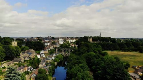 La ville de Knaresborough, Harrogate, par une chaude journée d'été, idéale pour les promenades