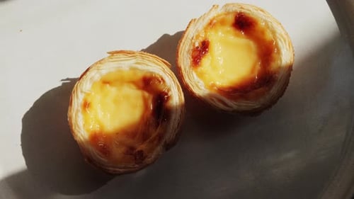Frisch gebackenes knuspriges traditionelles portugiesisches Dessert Pastel De Nata mit Vanillesoße