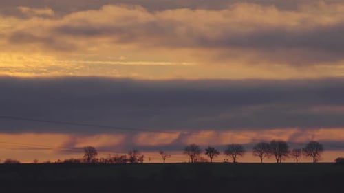 Zeitraffer bei Sonnenuntergang oder Sonnenaufgang, orangefarbene Wolken und wunderschöner Naturlandschaftshorizont