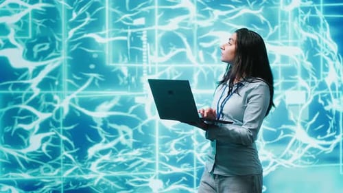 Softwareentwickler löst Aufgaben auf einem Laptop mit künstlicher Intelligenz