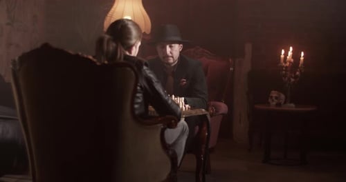 Männer am Tisch spielen Schach im dunklen Raum