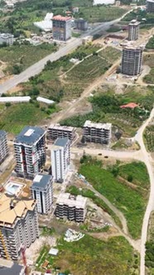 Vídeo vertical de un sitio de construcción visto desde arriba construyendo las casas del mañana