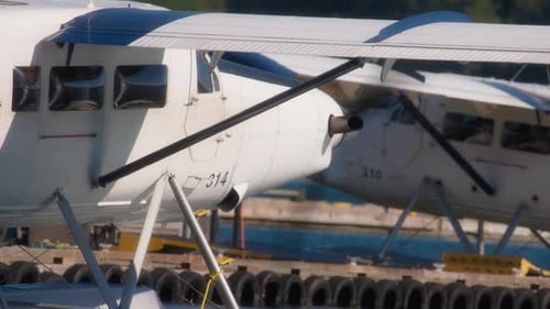 Primer plano de un hidroavión que se desliza sobre el agua cerca del muelle del puerto. Cámara lenta