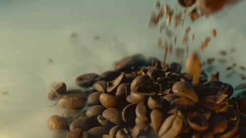 Broyage de grains de café torréfiés dans une fumée aromatique tombant en tas en gros plan, arrière-plan.