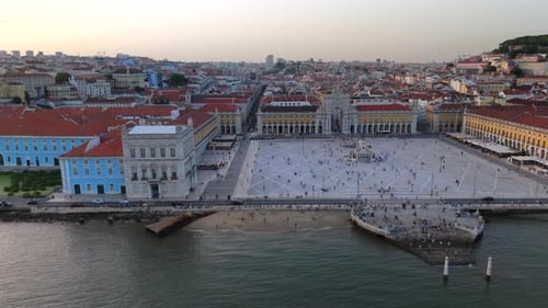 Vista aérea da Praia do Comércio e do Rio Tejo em Lisboa, Portugal