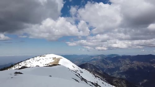 Vue panoramique de crêtes couvertes de neige depuis le sommet du mont Baldy, dans le sud de la Californie