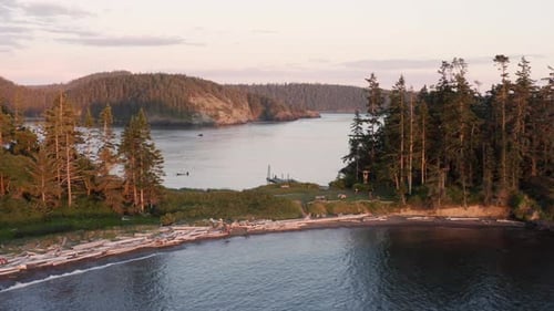 Survol aérien du sentier longeant la baie de Fidalgo à Rosario Beach, Anacortes, Washington