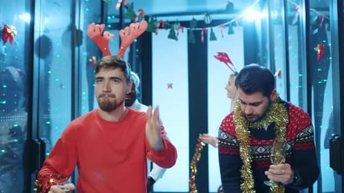 Junte-se a nós para uma festa festiva de Natal em um ambiente de escritório animado