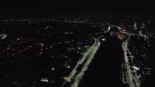 Horizonte da grande cidade de São Paulo, no Brasil. Foto aérea com o rio Pinheiros
.