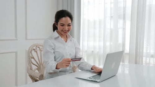 Frau kauft ein oder bezahlt Rechnungen online im Internet Vivancy Shopping