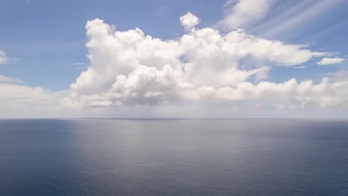 Zeitraffer einer kleinen Regenwolke über dem Meer an einem sonnigen Tag