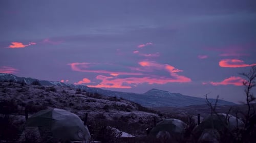 Nuages violets au coucher du soleil se déplaçant au-dessus de la région de Magallanes à Torres Del Paine au Chili. Verrouillé