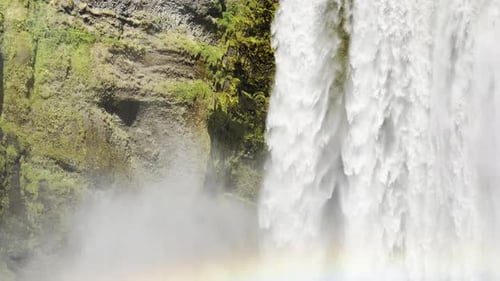 La majestuosa cascada islandesa de Skogafoss crea un arcoíris