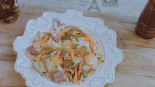 Ensalada de papas y pimientos jalapeños con tocino, comida al estilo retro de los años 20