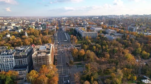 Vue aérienne panoramique par drone de l'Arc de Triomphe, Grand bâtiment du gouvernement de la place de l'Assemblée nationale