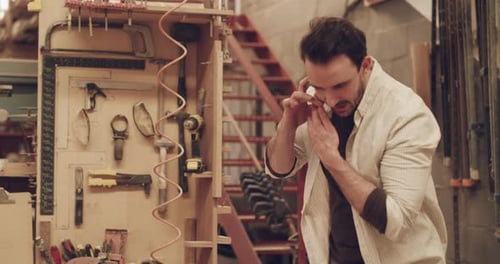 4k-Videomaterial eines gutaussehenden jungen Schreiners, der in seiner Holzwerkstatt arbeitet