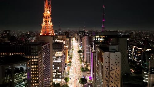 Paisagem urbana noturna da Avenida Paulista, no centro de São Paulo, Brasil.
