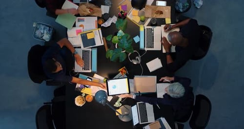 Логистика, командная и деловая встреча ночью, цифровые данные KPI, маркетинг