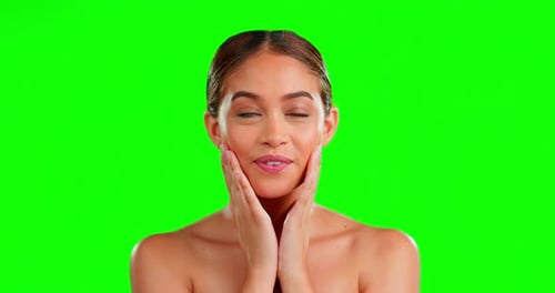 Belleza, maquillaje y cara a mano de una mujer en un estudio de bienestar, cosmética