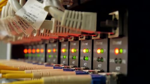 Vuelva a centrarse en un concentrador de red con muchos cables