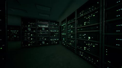 Rechenzentrum mit mehreren Reihen voll funktionsfähiger Server-Racks